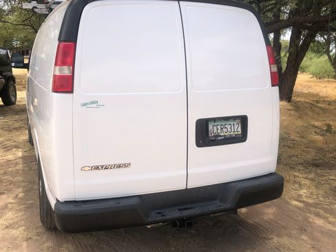 Used 2017 Chevrolet Express 2500 RWD image 5