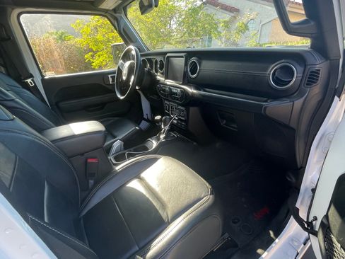 Used 2018 Jeep Wrangler Unlimited Sahara w/ Quick Order Package 24M Moab AWD/4WD image 13