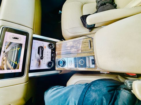 Used 2018 Land Rover Range Rover HSE image 18