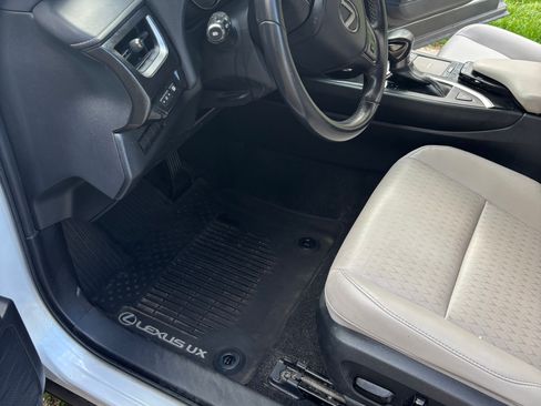 Used 2021 Lexus UX 200 w/ Accessory Package (Z2) image 9