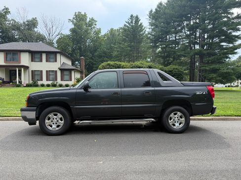 Used 2005 Chevrolet Avalanche Z71 w/ Preferred Equipment Group AWD/4WD image 1