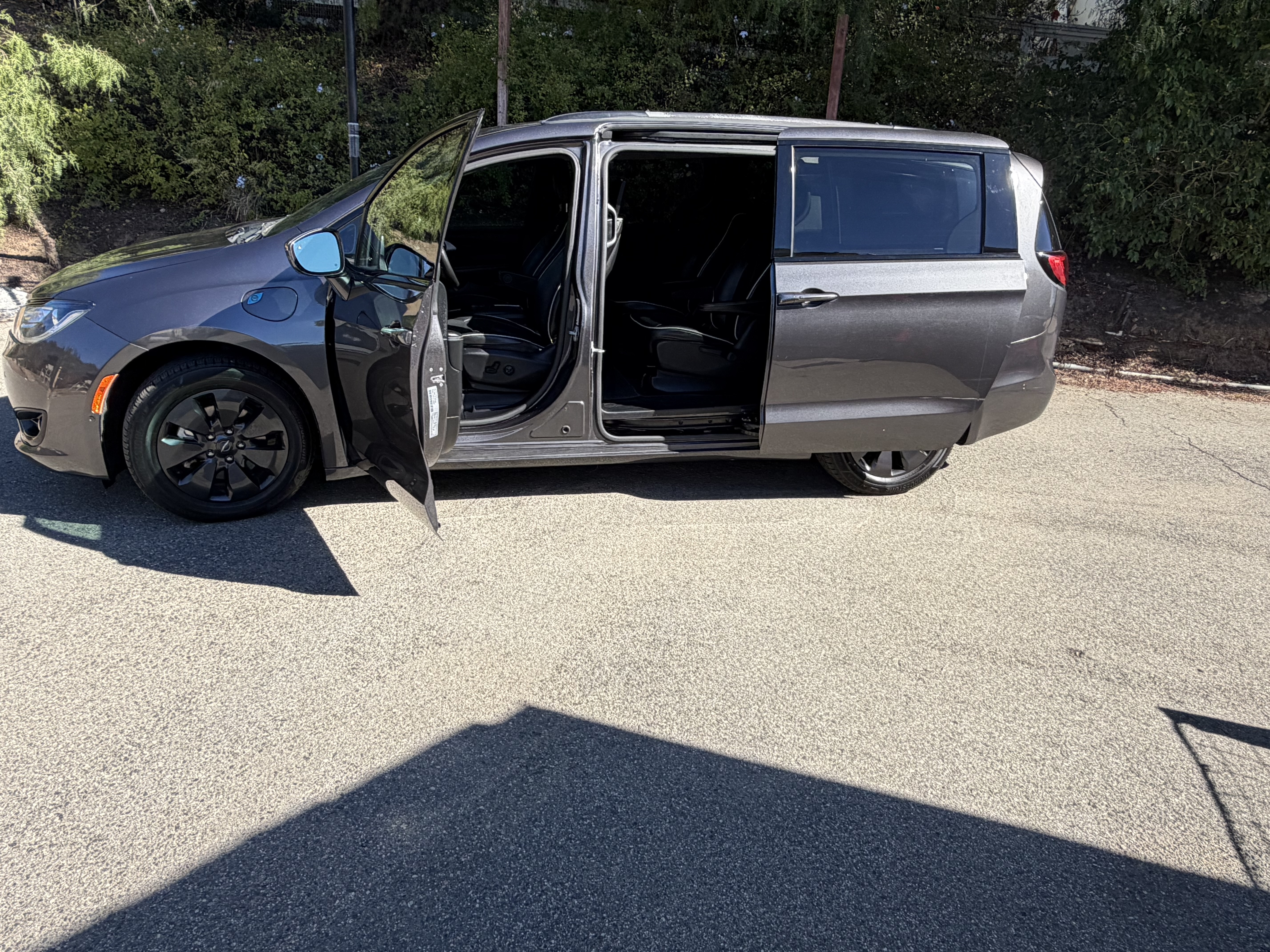 Used 2020 Chrysler Pacifica Limited w/ Advanced Safetytec Group FWD image 12