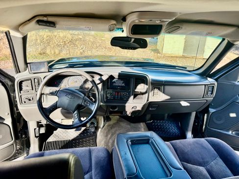 Used 2006 Chevrolet Silverado 2500 LT w/ Heavy-Duty Power Package image 10