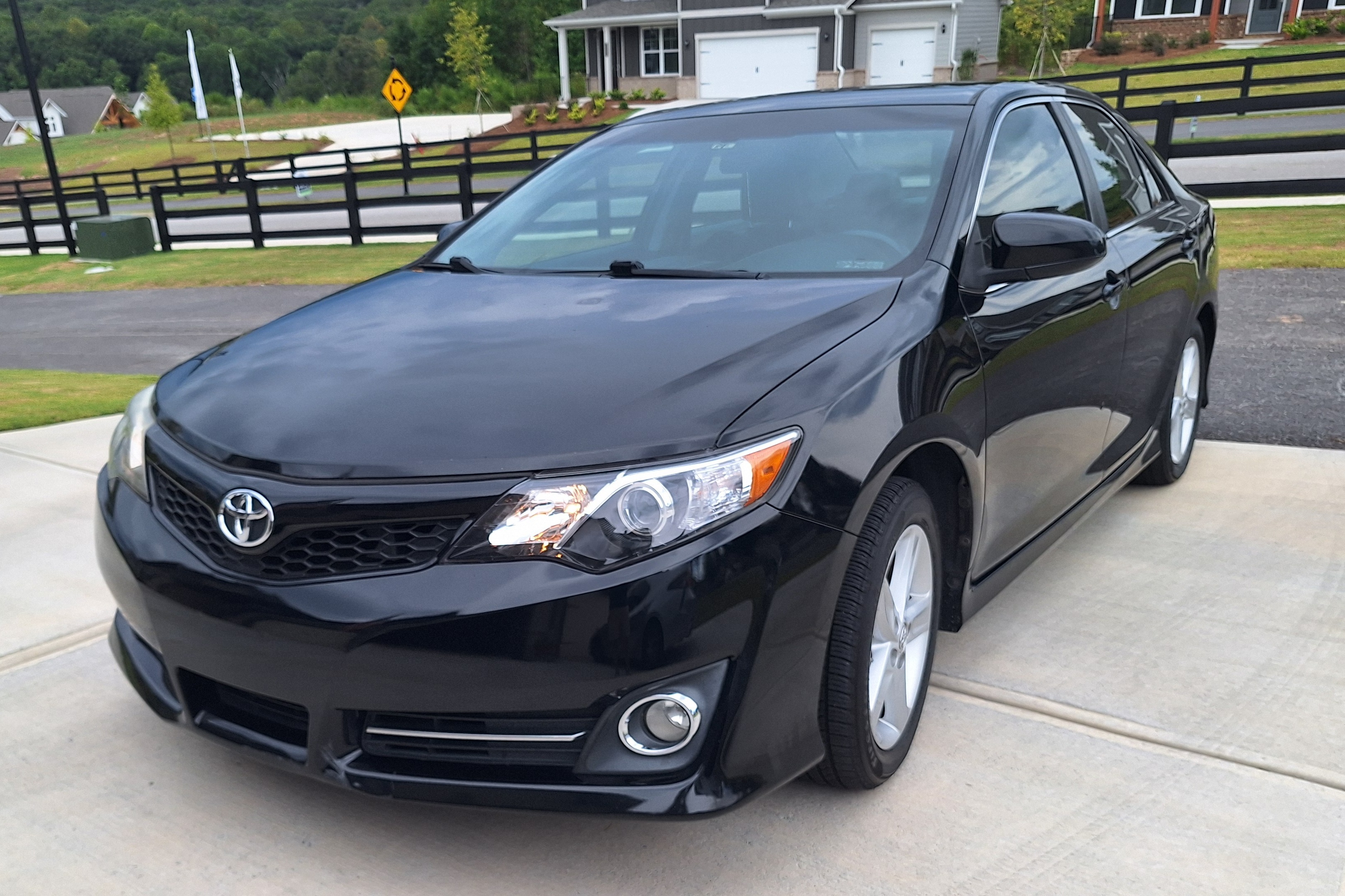 Used 2013 Toyota Camry SE FWD image 2