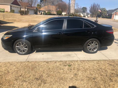 Used 2015 Toyota Camry SE image 1