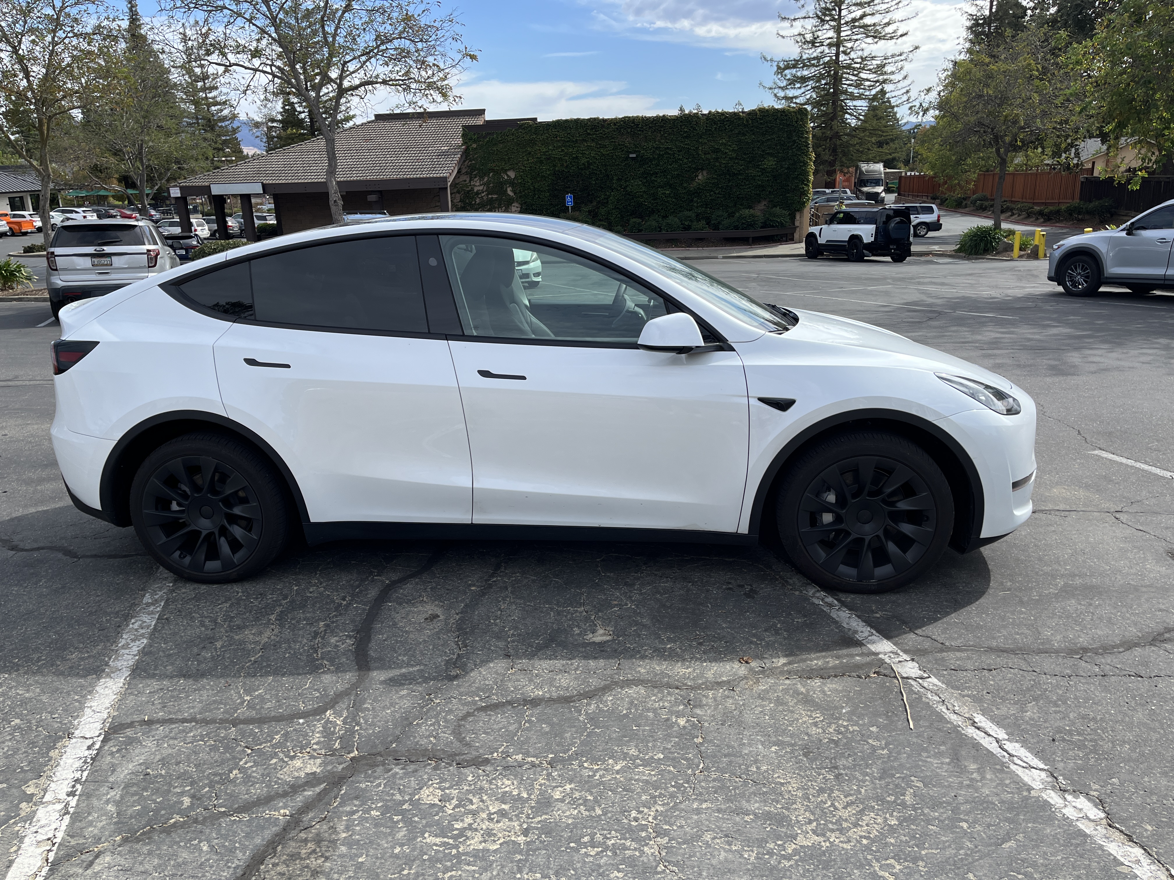 Used 2024 Tesla Model Y Long Range RWD image 2