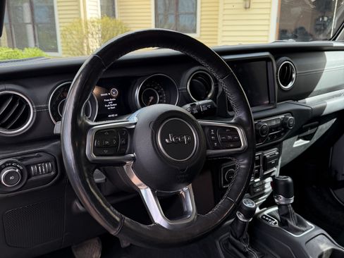 Used 2019 Jeep Wrangler Unlimited Sahara w/ Quick Order Package 24M Moab AWD/4WD image 18
