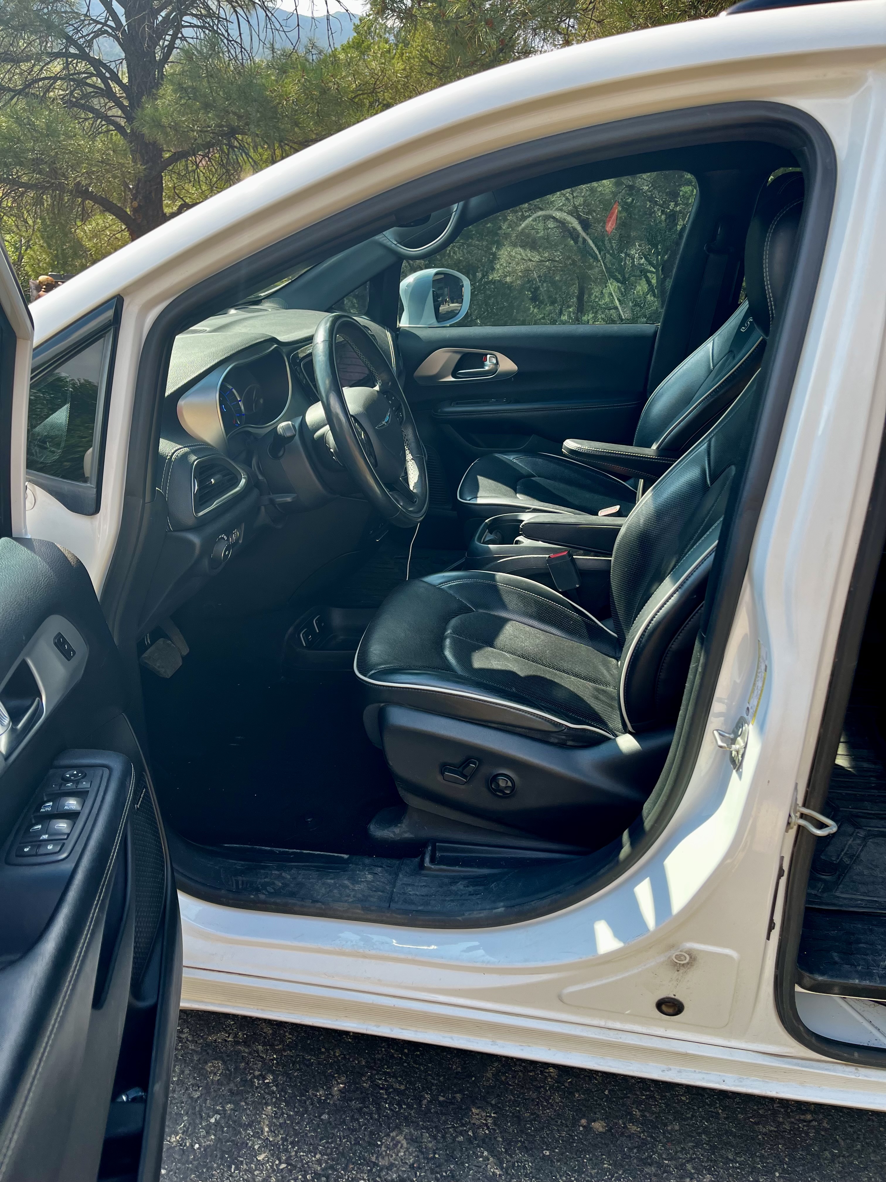 Used 2019 Chrysler Pacifica Limited w/ Advanced Safetytec Group FWD image 11