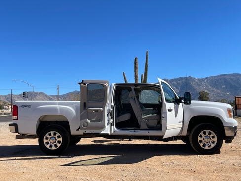 Used 2011 GMC Sierra 2500 SLE w/ SLE Preferred Package image 14