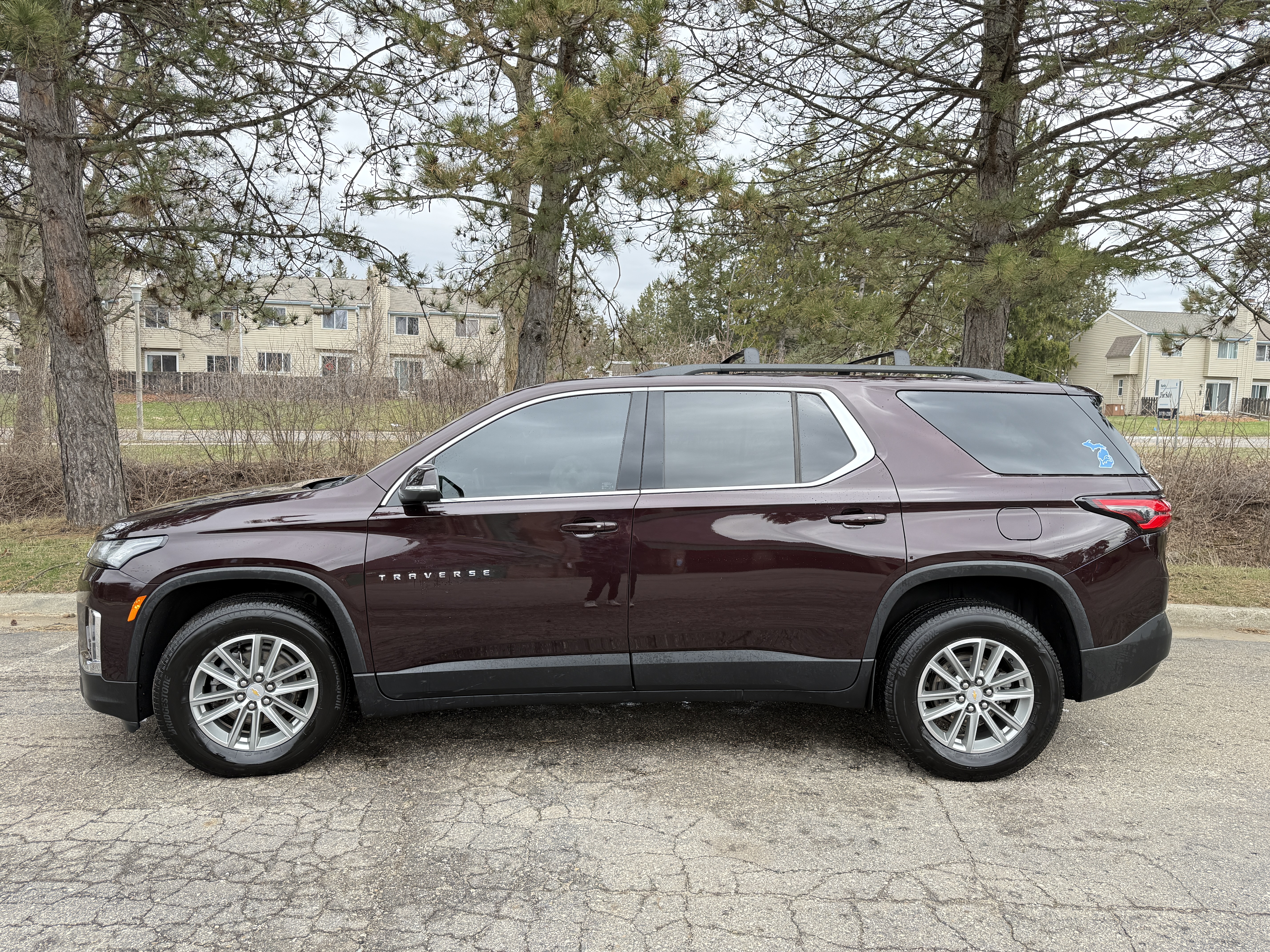 Used 2023 Chevrolet Traverse LT FWD image 2