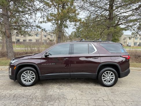 Used 2023 Chevrolet Traverse LT FWD image 2