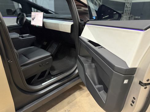 Used 2024 Tesla Cybertruck Cyberbeast AWD/4WD image 18