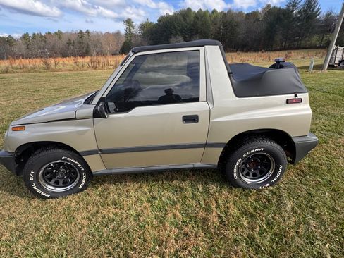 Used 1998 Chevrolet Tracker 4WD Convertible w/ Preferred Equipment Group 2 image 9