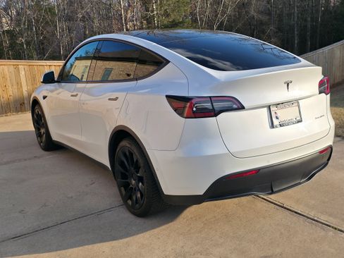 Used 2022 Tesla Model Y Long Range image 8
