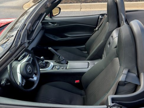 Used 2019 MAZDA MX-5 Miata Sport image 2