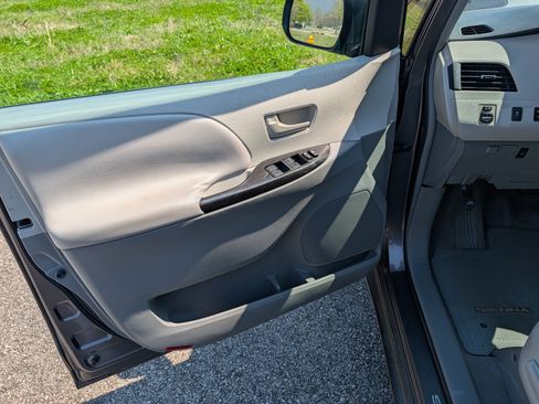 Used 2011 Toyota Sienna LE w/ Towing Pkg image 10