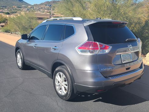 Used 2016 Nissan Rogue SV image 2