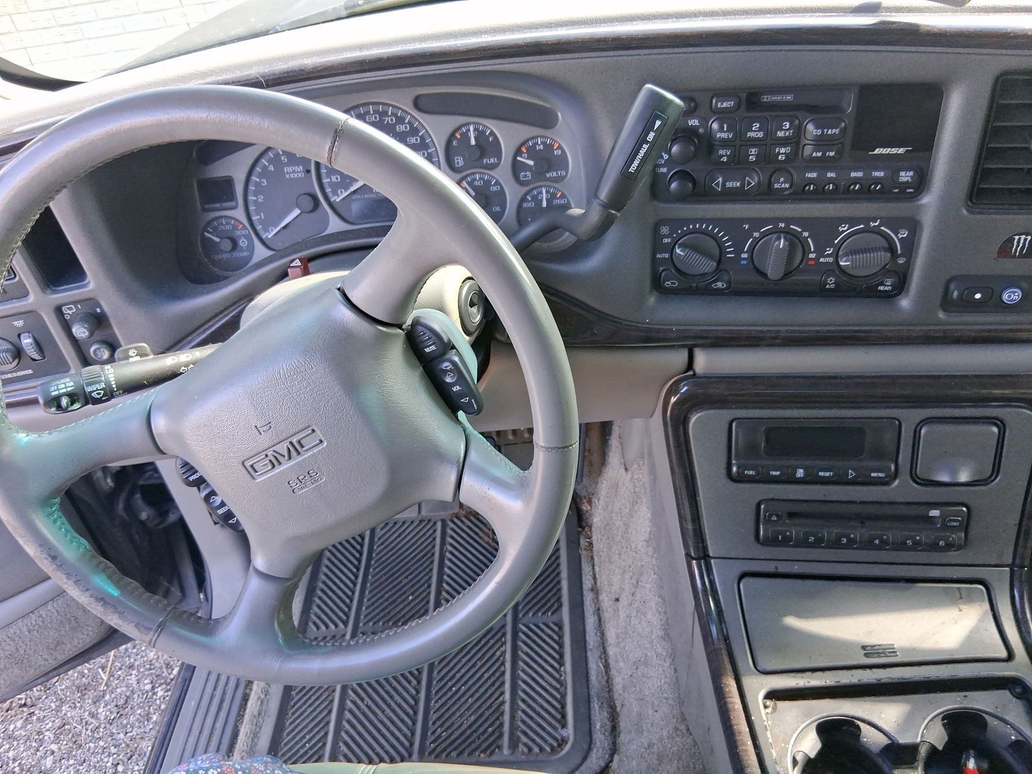 Used 2001 GMC Yukon Denali AWD/4WD image 6