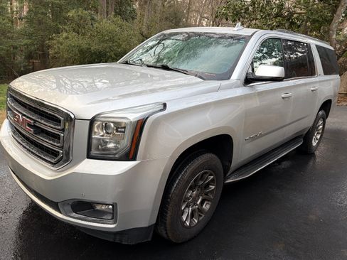 Used 2019 GMC Yukon XL SLT image 2