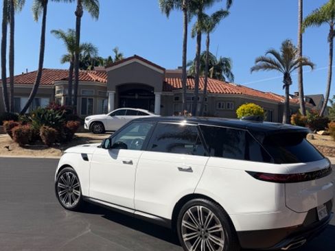 Used 2024 Land Rover Range Rover Sport SE image 2