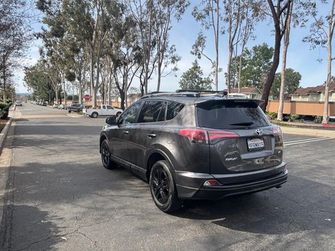 Used 2018 Toyota RAV4 LE image 8