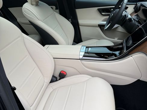 Used 2024 Mercedes-Benz GLC 300 4MATIC image 12