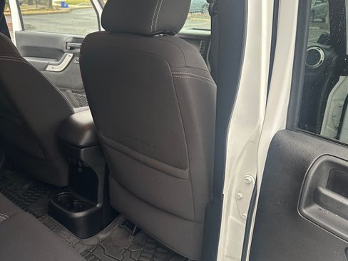 Used 2013 Jeep Wrangler Unlimited Sahara image 22