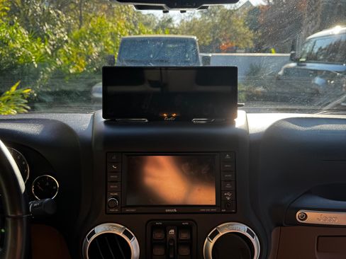 Used 2017 Jeep Wrangler Unlimited Sahara w/ Connectivity Group image 11