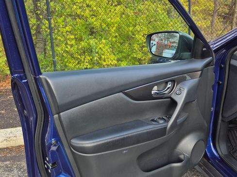 Used 2017 Nissan Rogue SV w/ SV Premium Package image 9