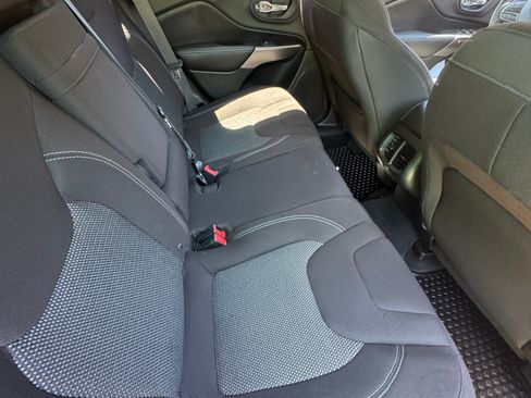 Used 2019 Jeep Cherokee Latitude w/ Cold Weather Group image 20