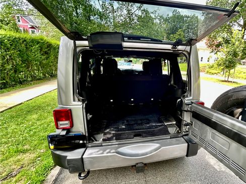 Used 2017 Jeep Wrangler Unlimited Sahara image 10