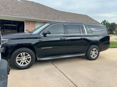 Used 2016 Chevrolet Suburban LT RWD image 4