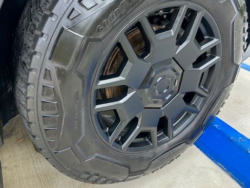 Used 2024 Tesla Cybertruck AWD Crew Cab image 12