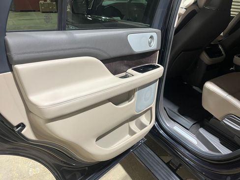 Used 2022 Lincoln Navigator Reserve AWD/4WD image 5