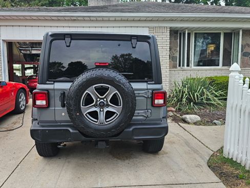 Used 2018 Jeep Wrangler Unlimited Sport S AWD/4WD image 4