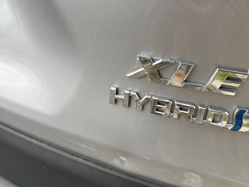 Used 2019 Toyota RAV4 XLE w/ Carpet Mat Package image 19