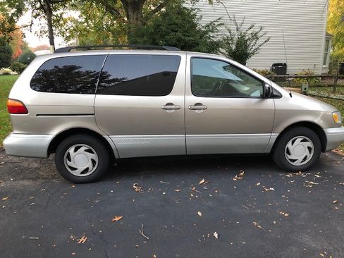Used 2000 Toyota Sienna XLE image 2