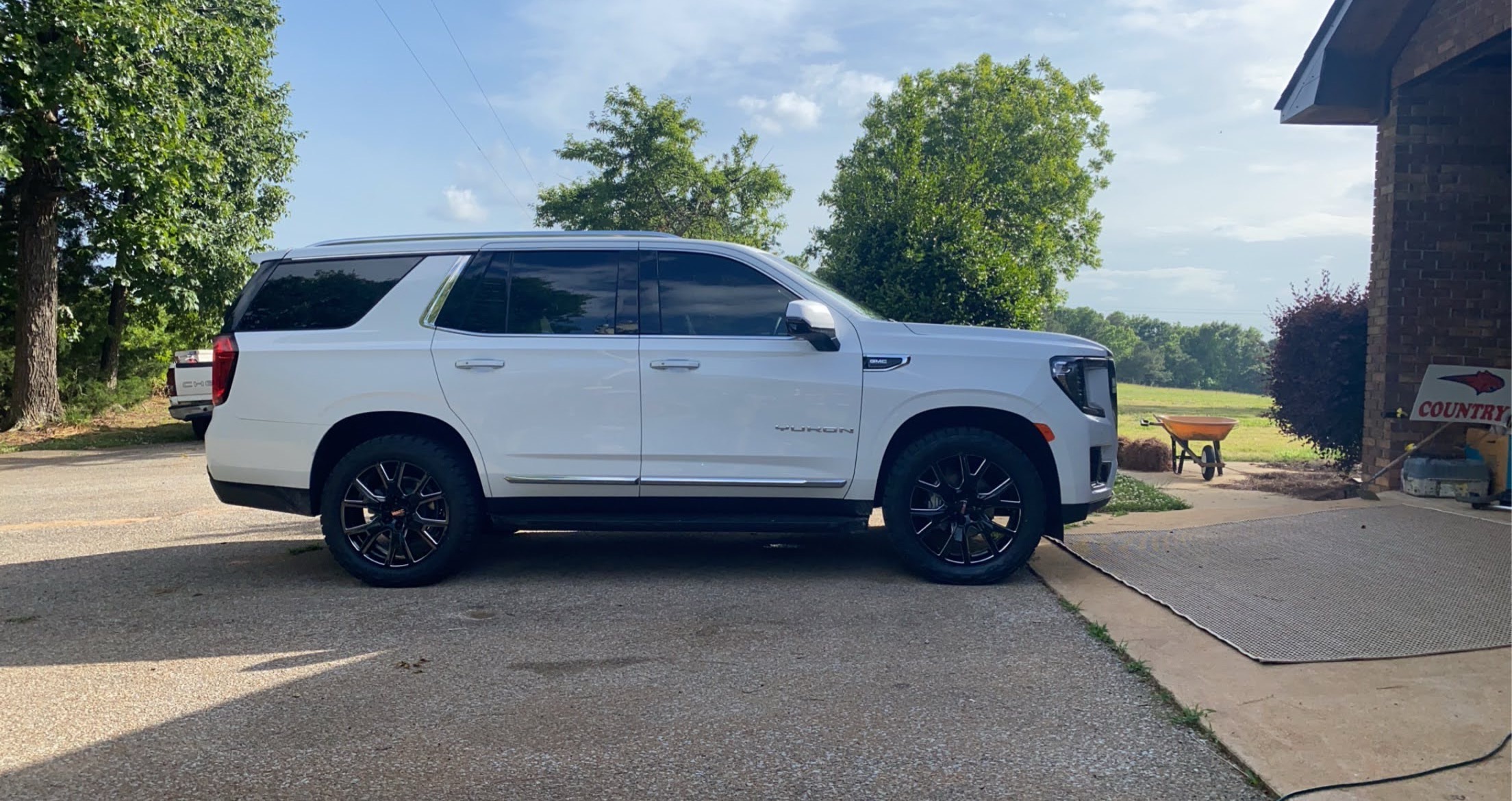 Used 2022 GMC Yukon SLT w/ SLT Luxury Package AWD/4WD image 1