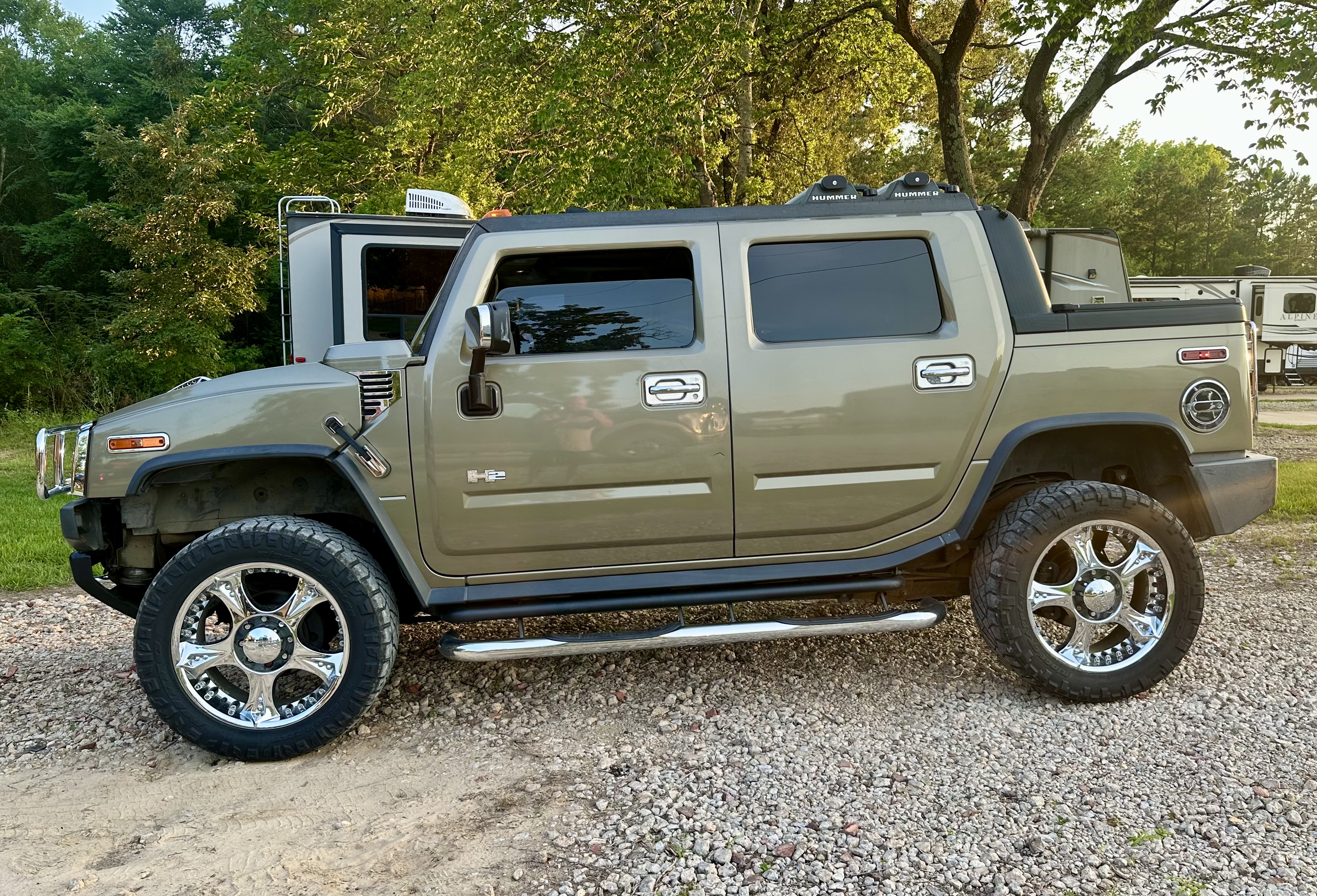 Used 2005 HUMMER H2 SUT w/ Preferred Equipment Group AWD/4WD image 1
