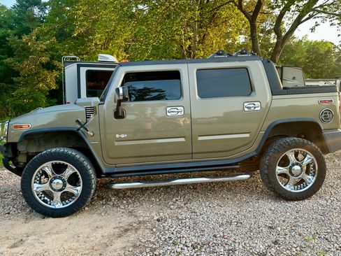 Used 2005 HUMMER H2 SUT w/ Preferred Equipment Group AWD/4WD image 1