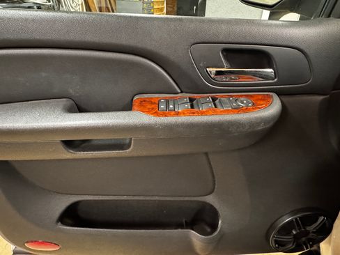 Used 2009 Chevrolet Suburban LT image 11