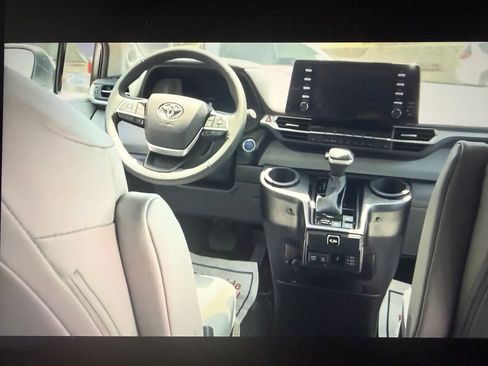 Used 2023 Toyota Sienna XLE w/ XLE Plus Package FWD image 8
