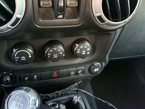 Used 2012 Jeep Wrangler Unlimited Rubicon image 11