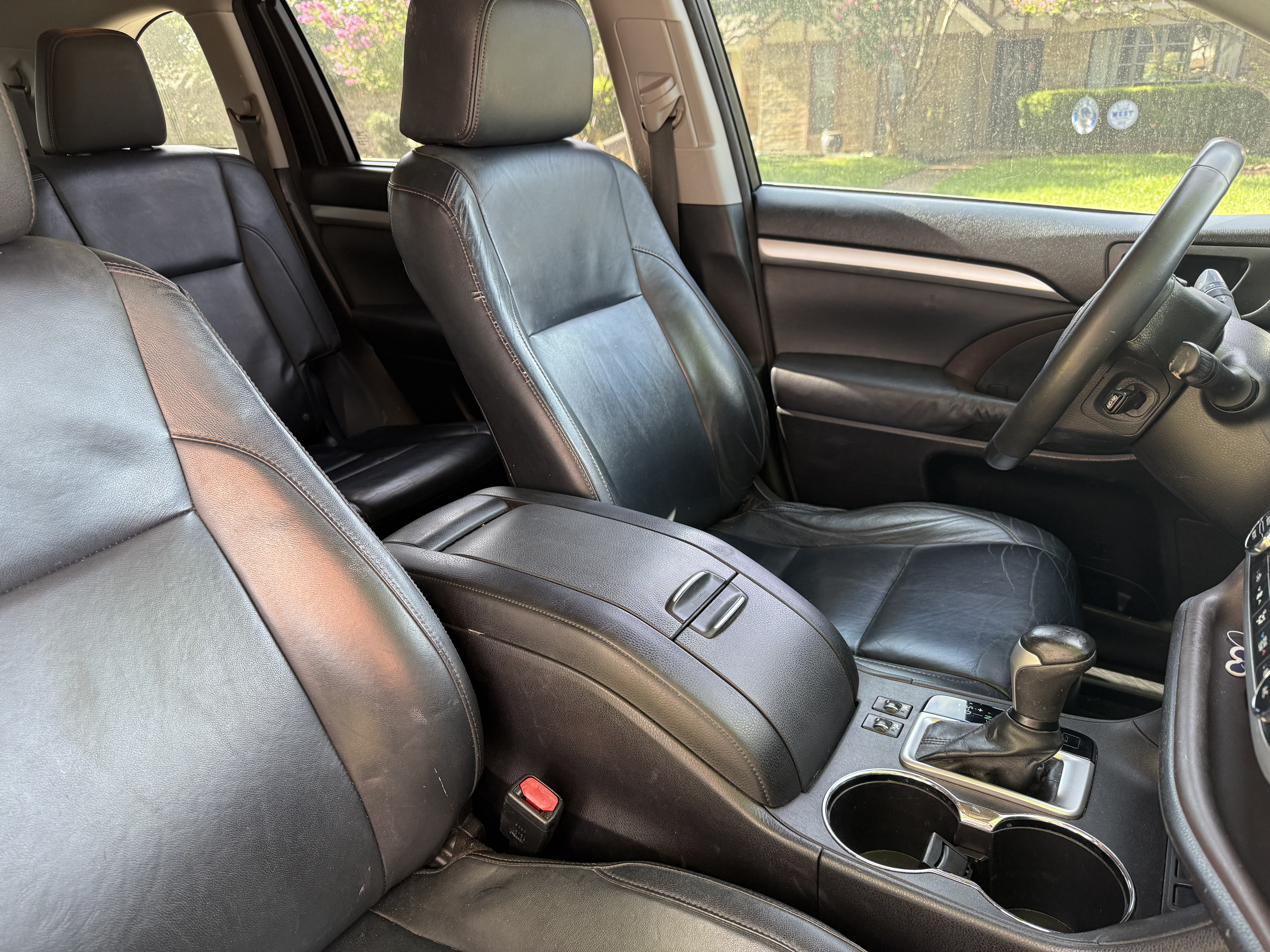 Used 2014 Toyota Highlander XLE FWD image 12