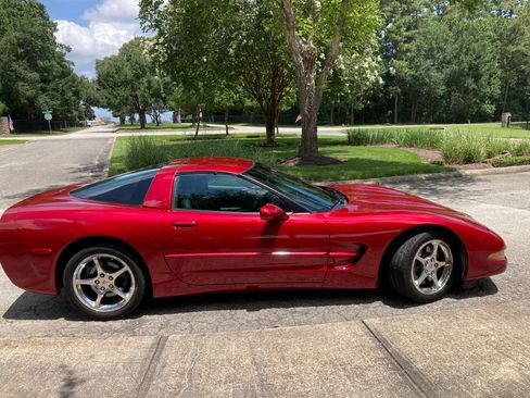 Used 2004 Chevrolet Corvette Coupe w/ Roof Package RWD image 2