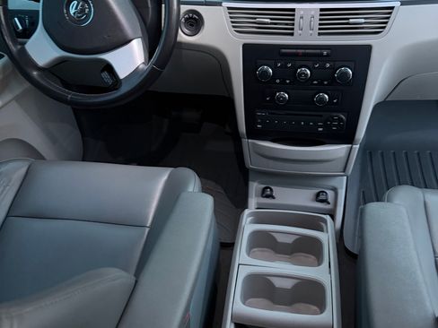 Used 2010 Volkswagen Routan SE FWD image 10