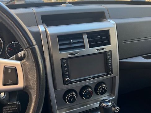 Used 2010 Jeep Liberty Limited w/ Trailer Tow Class III Group image 10