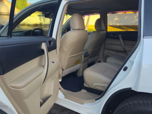 Used 2012 Toyota Highlander SE image 12