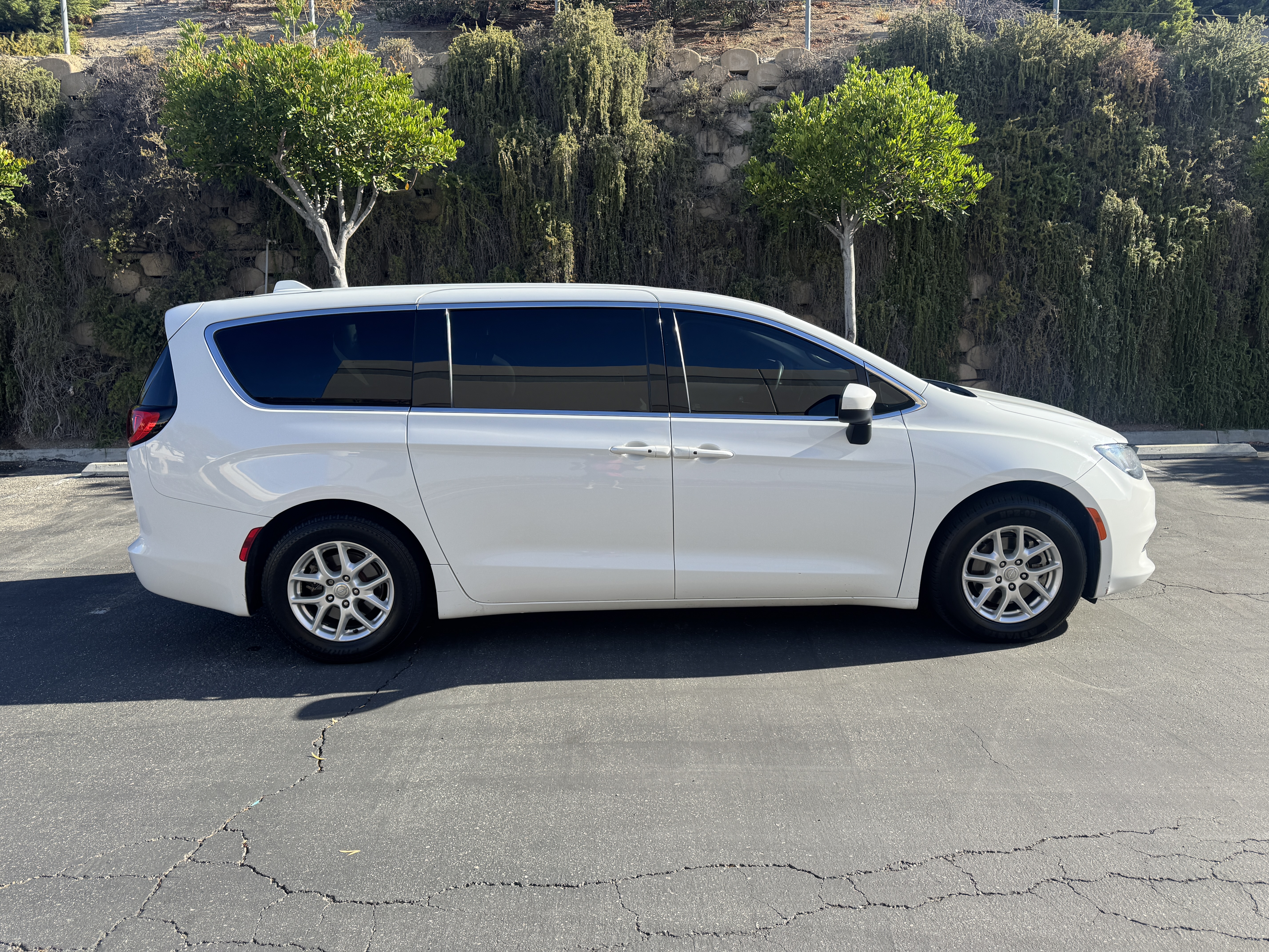 Used 2017 Chrysler Pacifica Touring FWD image 10