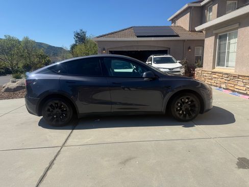 Used 2022 Tesla Model Y Long Range image 5